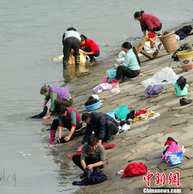 重庆三峡库区长江边 市民成群结队洗刷刷