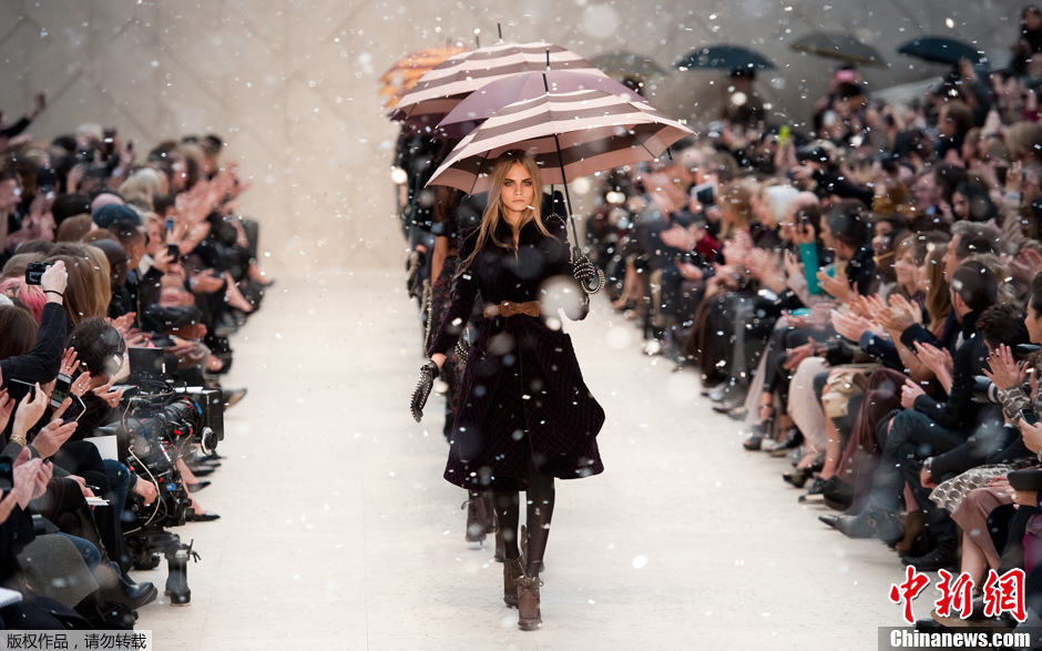 伦敦时装周模特雪中走秀 风花雪月意境非凡