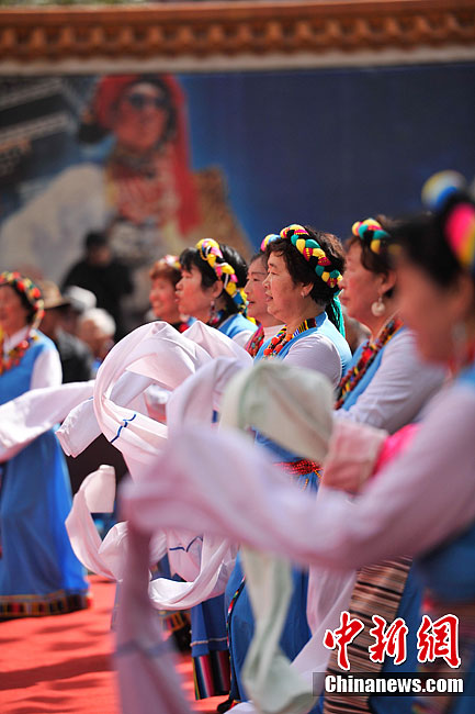 云南昆明的藏族进行歌舞表演
