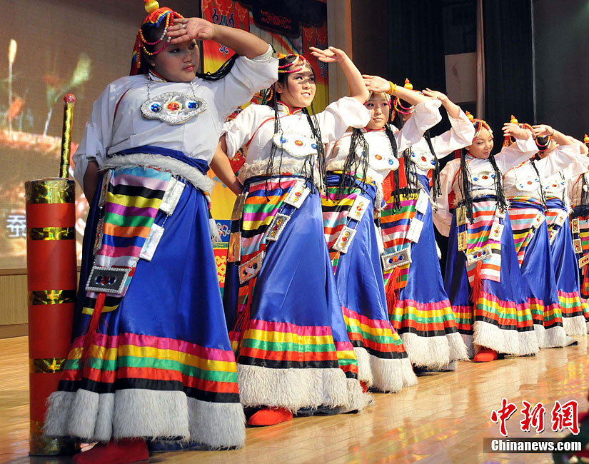 河北师范大学附属民族学院藏族学生载歌载舞