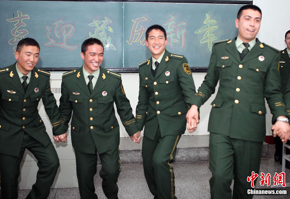 武警边防部队乌鲁木齐指挥学校的藏族学员与该校的汉族等六个民族的官兵齐聚一堂