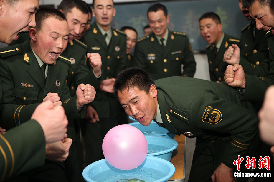 藏族學員做遊戲，慶新年