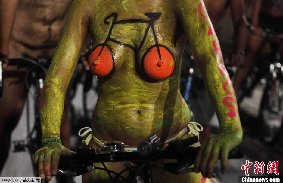 南美多国响应裸体骑车活动 呼吁绿色出行