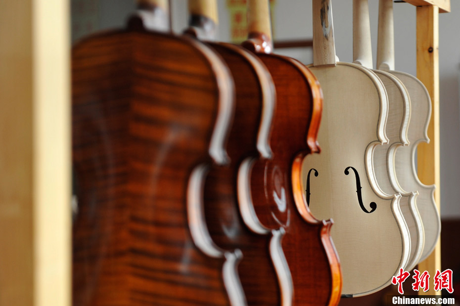 网媒走转改 中国乐谷体验提琴制作流程