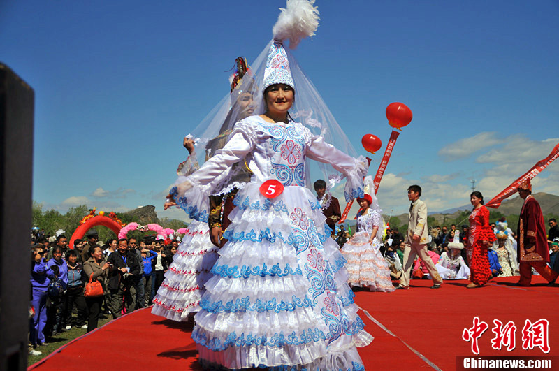 新疆阿勒泰民俗节 体验民族服饰之美