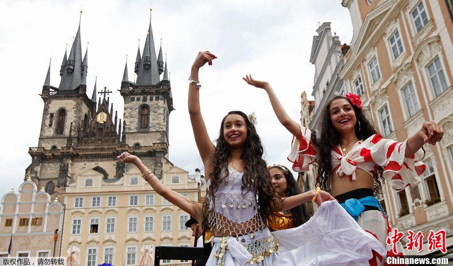捷克民众载歌载舞庆祝世界罗姆人节