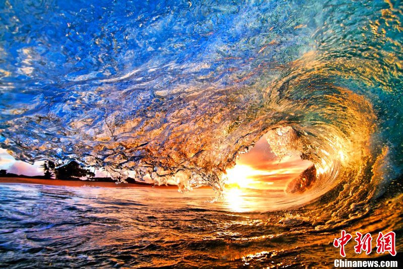 摄影师抓拍夏威夷海浪 绚丽唯美堪称震撼