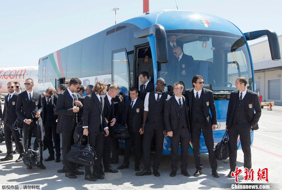 意大利国家队启程飞赴波兰 西装墨镜为欧洲杯