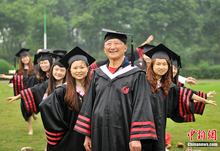 四川77岁大学生与90后同学毕业照