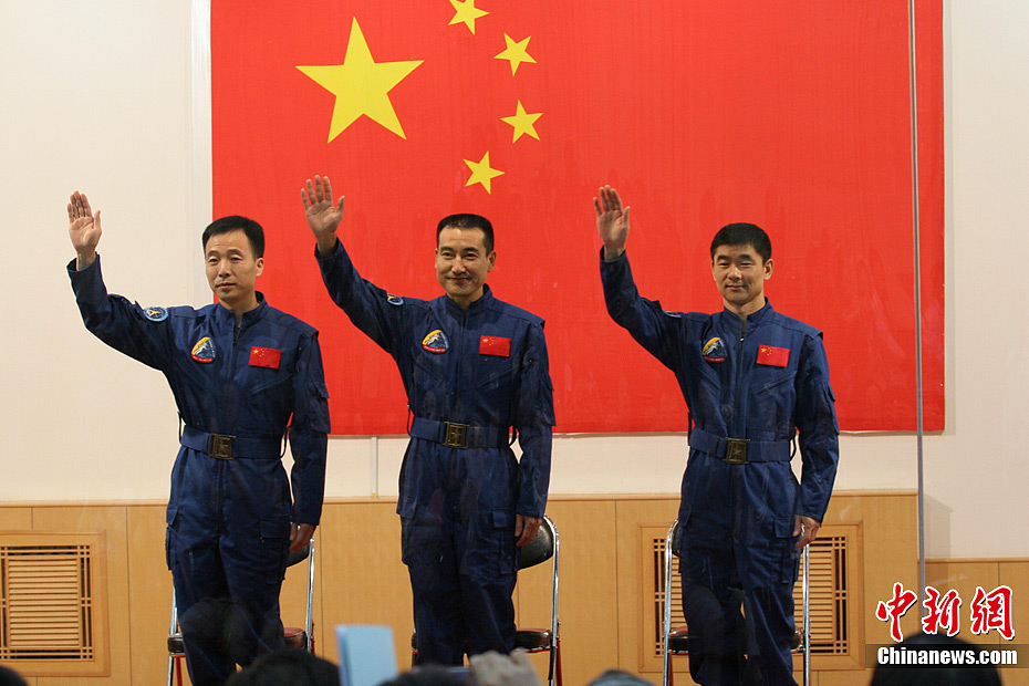 图说中国载人航天--神舟七号航天员与记者见