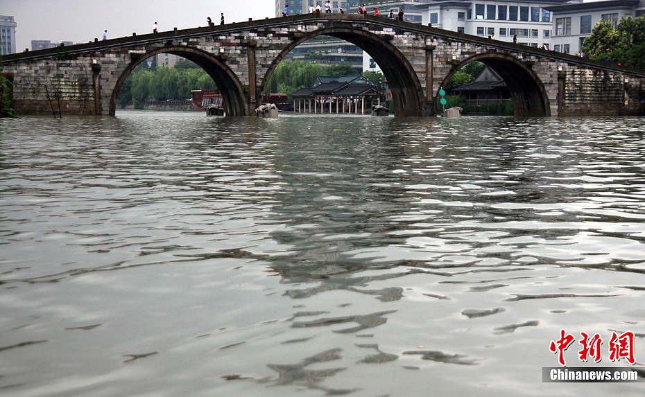 杭州发布入梅以来首个暴雨橙色预警 西湖已开