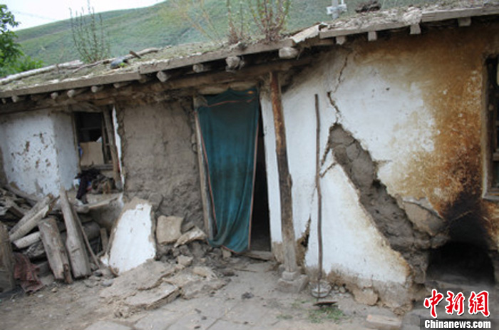 新疆发生6.6级地震 新源县震区房屋受损公路塌方(高清图)