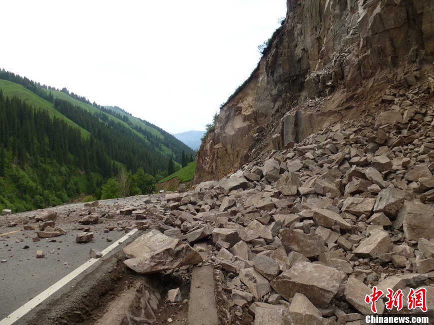 新疆发生6.6级地震 新源县震区房屋受损公路塌方(高清图)