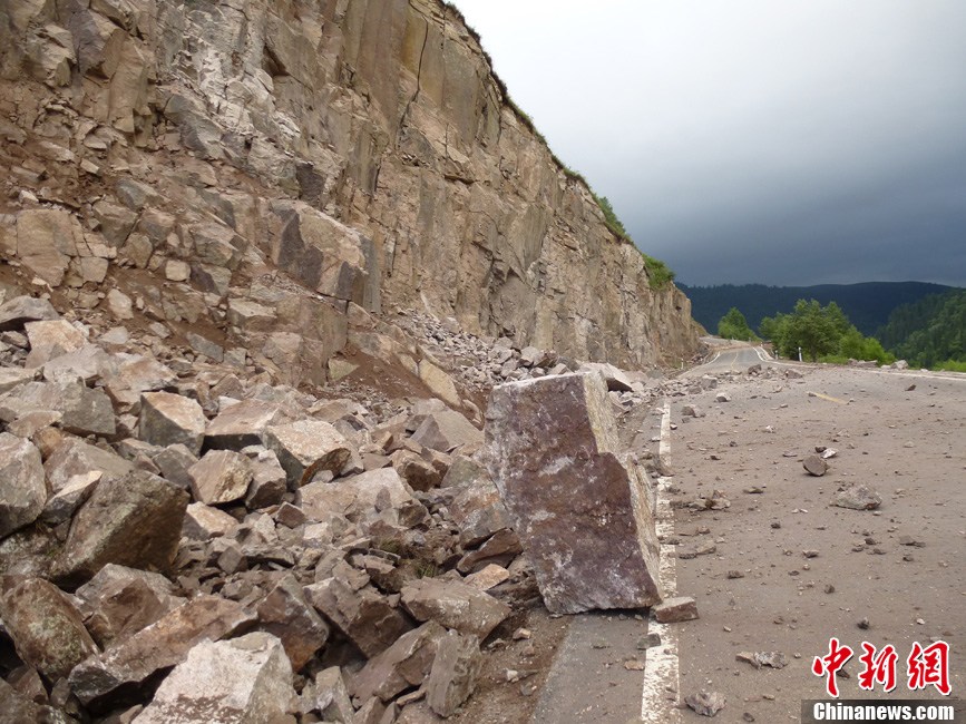 新疆发生6.6级地震 新源县震区房屋受损公路塌方(高清图)