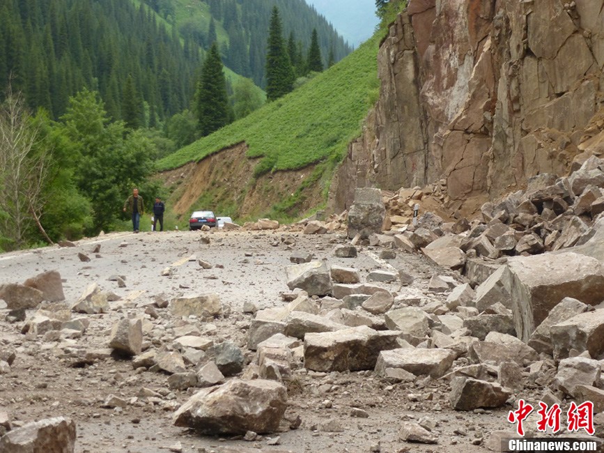 新疆发生6.6级地震 新源县震区房屋受损公路塌方(高清图)