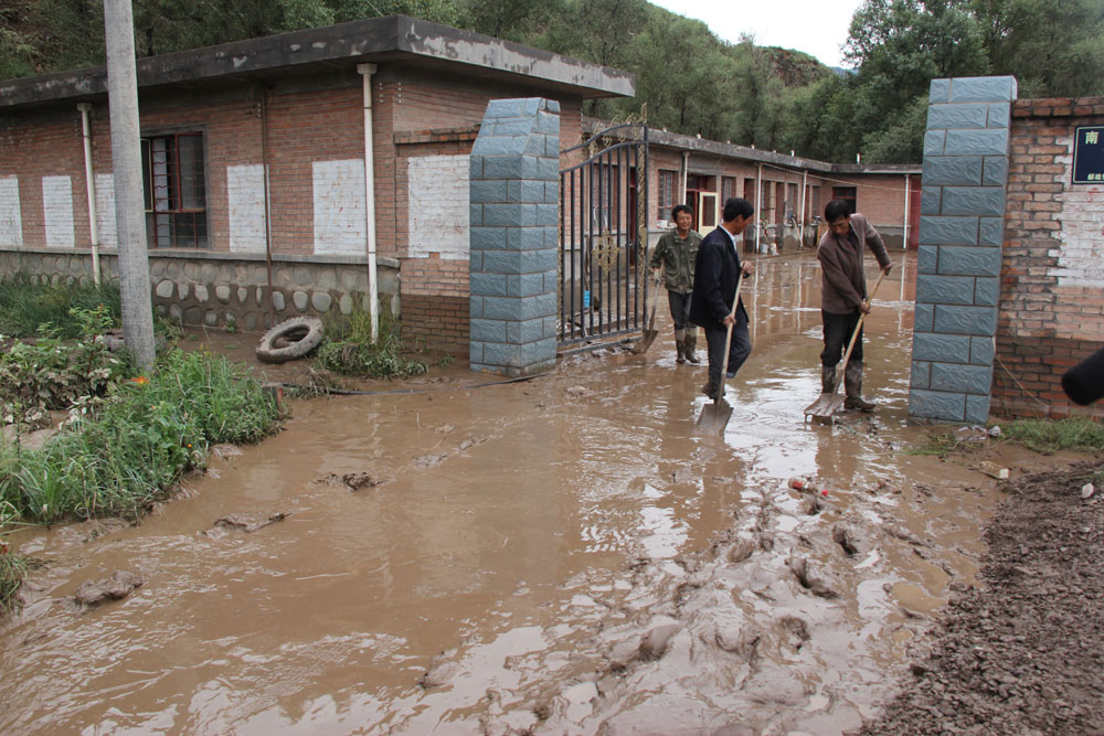 甘肃肃南遭洪水袭击 部分路段被冲毁