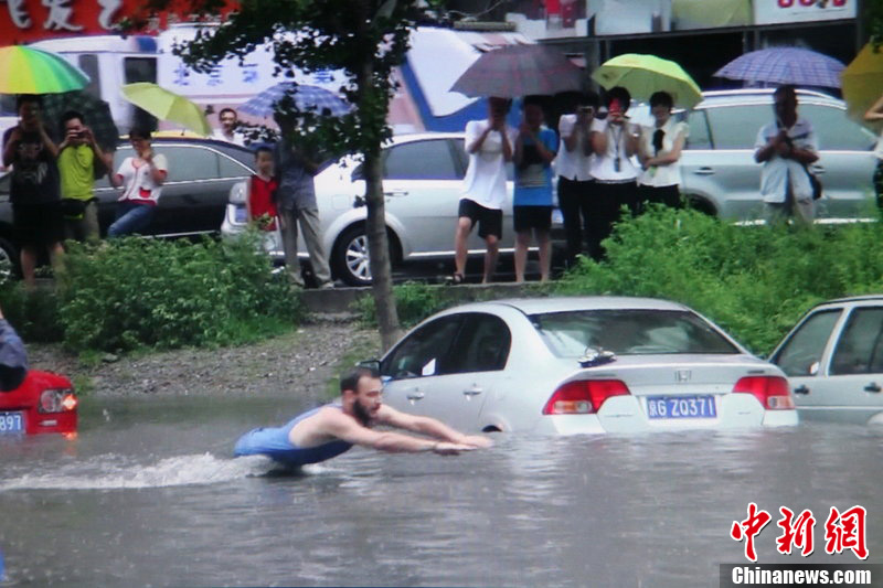 北京大雨图片