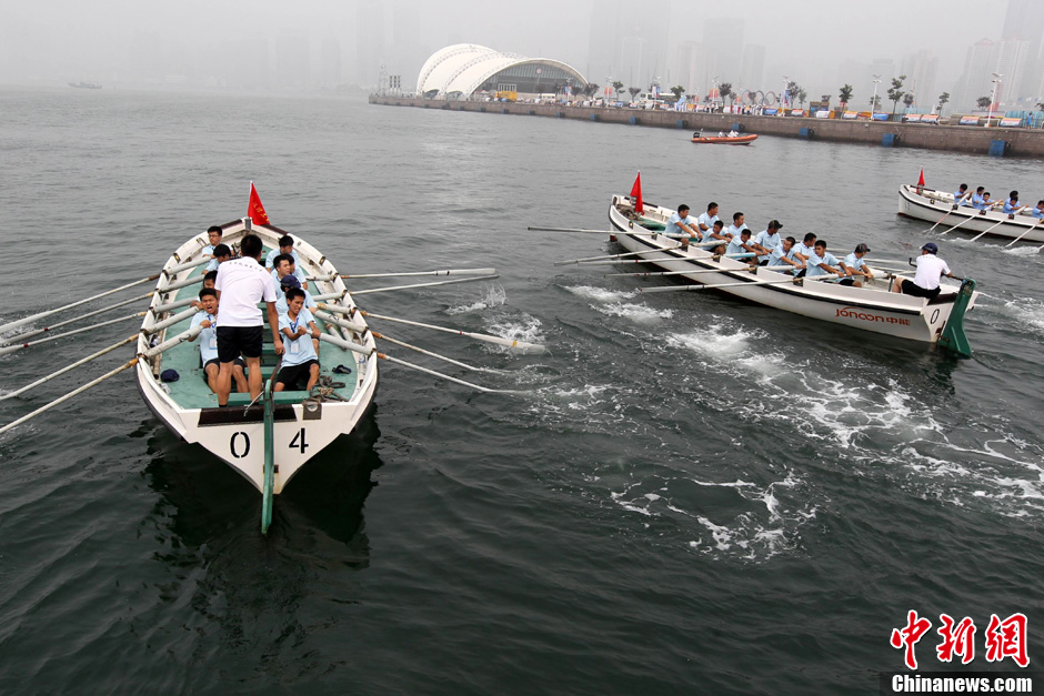 中国航海院校舢板比赛在青岛举
