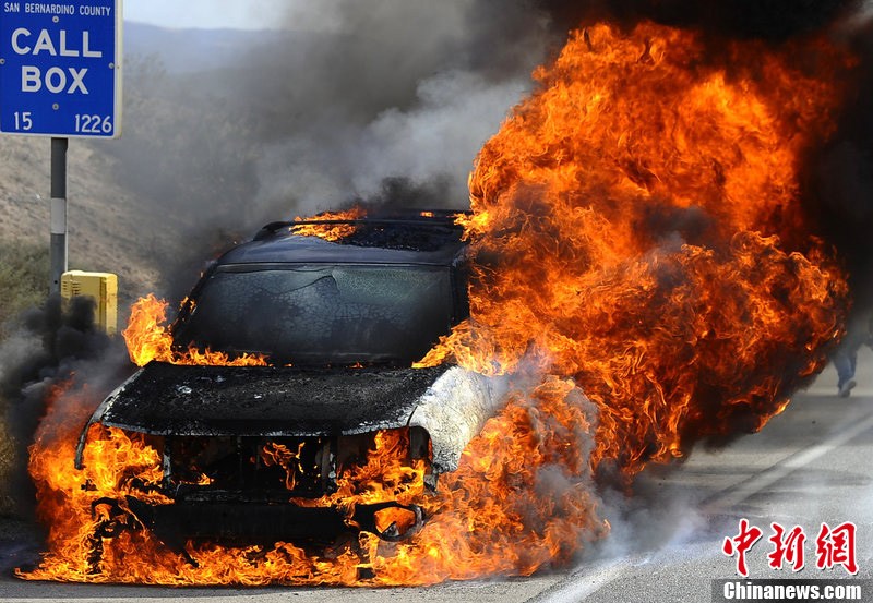 美国加州高温天气导致一汽车自燃 火光冲天