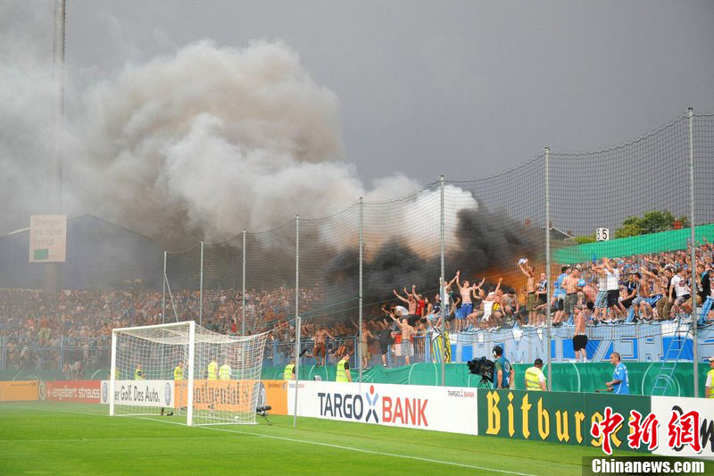 德国杯足球赛现场 看台起火冒出滚滚浓烟