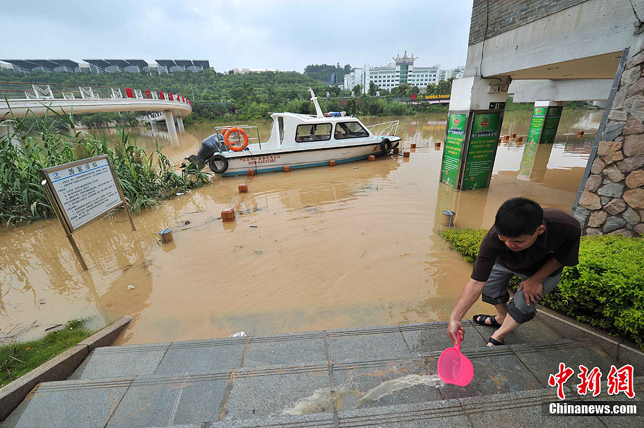 广西南宁民歌湖水位上涨 湖畔商家被淹