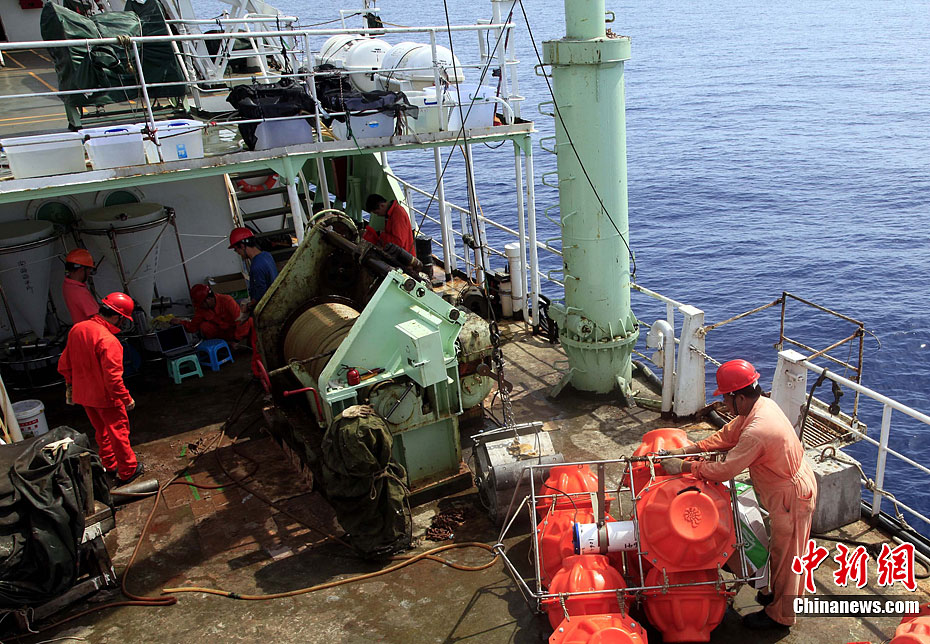 实验3号南海科考:现场采集潜标仪器实验数据