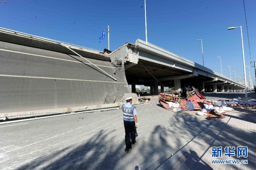 哈尔滨阳明滩大桥断裂 4货车坠桥目前人员3死
