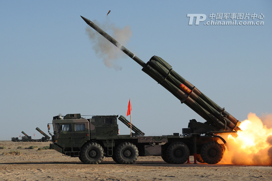 解放军新型远程火箭炮首次超远距射击命中目标