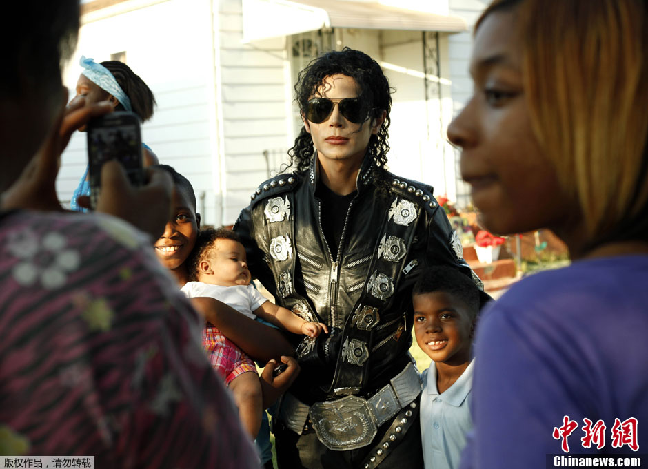 迈克尔·杰克逊54周岁纪念 粉丝模仿MJ装扮快闪