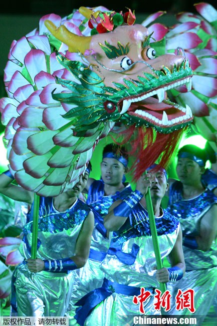 2012国际军事音乐节开幕 中国舞龙亮相