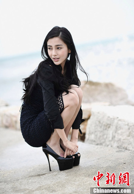 Angelababy海滩拍写真 黑裙衬托雪肤大秀美腿