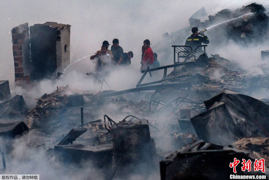 巴西圣保罗棚户区发生火灾 1000多人无家可归