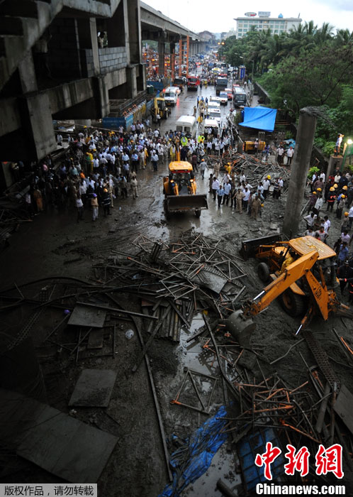 印度孟买在建地铁桥坍塌 造成1死11伤