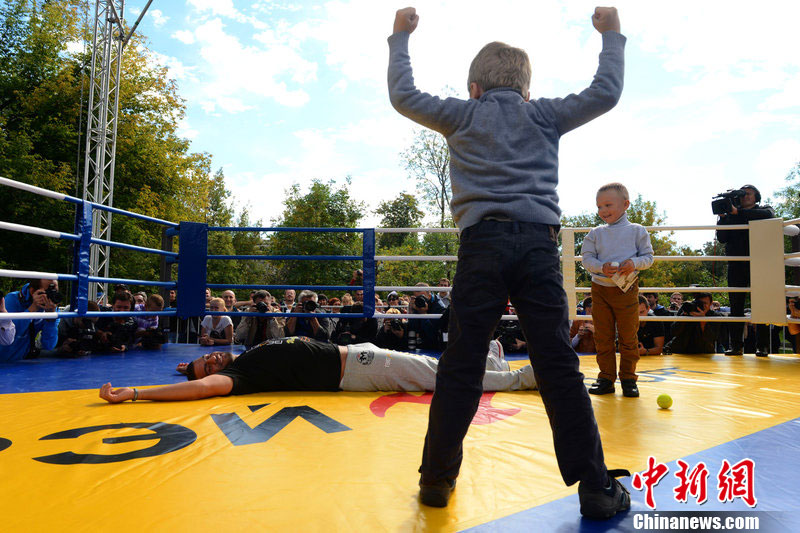 世界重量级拳王争霸赛开幕式 俄小孩KO德拳手