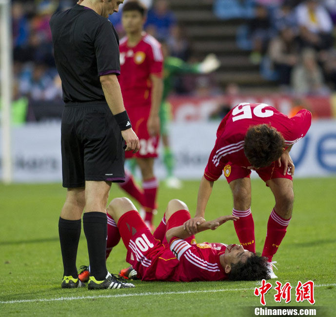 中国男足0-1不敌瑞典 郑智受伤下场