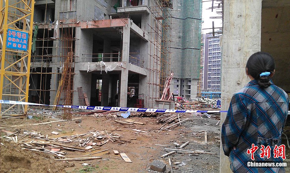 武汉市一建筑工地发生升降机坠落事故 多人遇