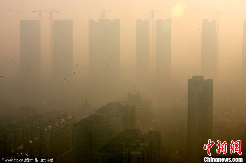 武汉现雾霾天气 能见度不足200米