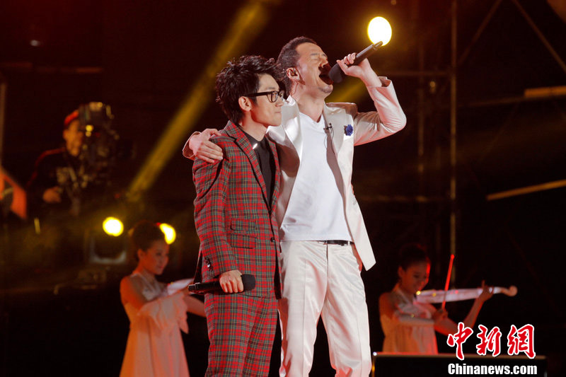 金志文和杨坤在中国好声音决赛现场演唱