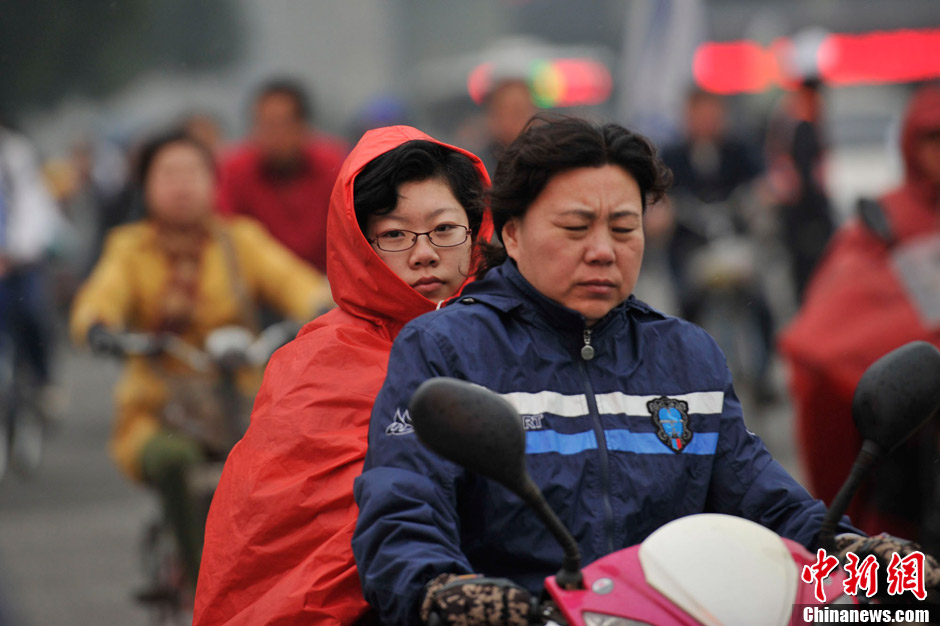 中国大部迎大风降温 实拍民众寒风中百态