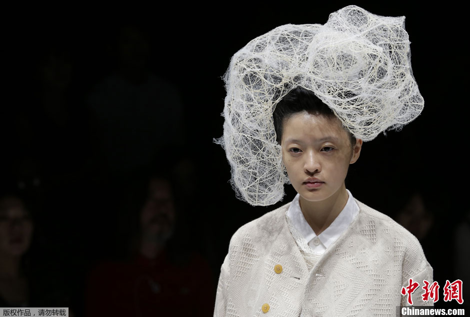 日本时装周T台秀 模特创意发饰夺人眼球