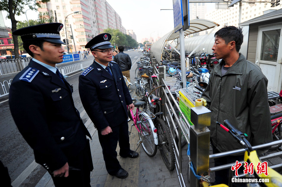 北京城管公安多部门联合执法 保障环境秩序迎