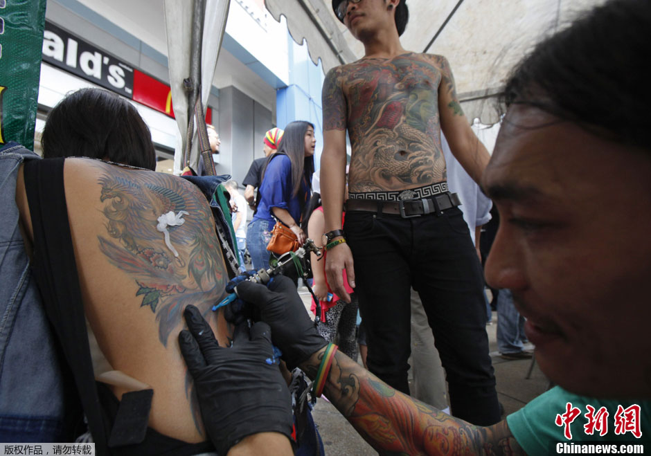 泰国曼谷举行纹身大赛 另类艺术同场大比拼