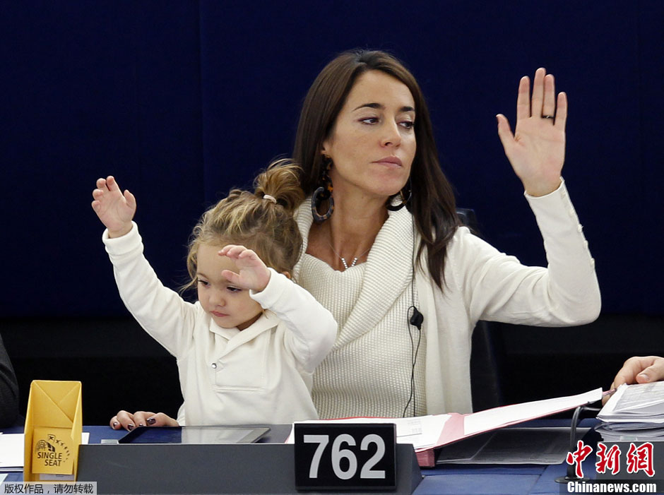 小萌女议员再现欧洲议会 举双手投赞成票