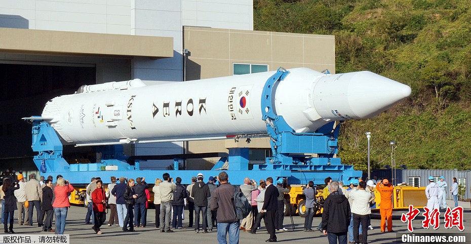 韓国ロケット3度目の打ち上げ挑戦  発射台に据付け完了。失敗原因を補完、今回は成功の可能性高い（韓国航空宇宙研究院キム・スンジョ院長談）