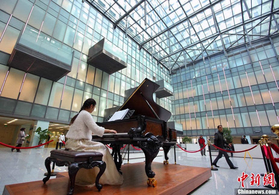 南京鼓楼医院新楼试运行 候诊大厅内设钢琴