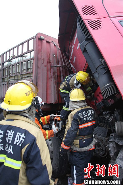 京台高速泰安段连环车祸图片