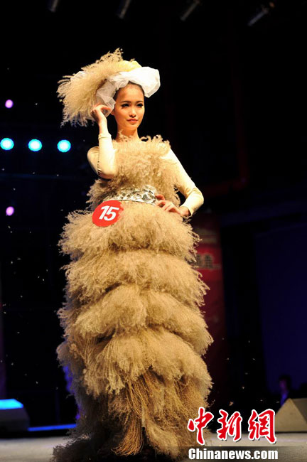 江西大学生演绎美衣美食创意环保时装秀