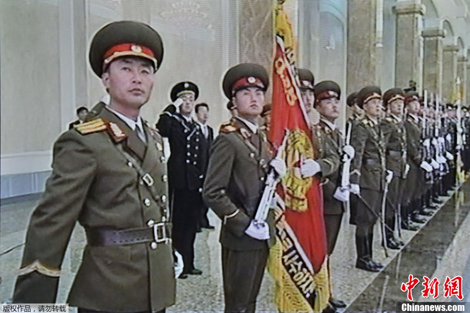 金正恩携夫人参谒太阳宫图片