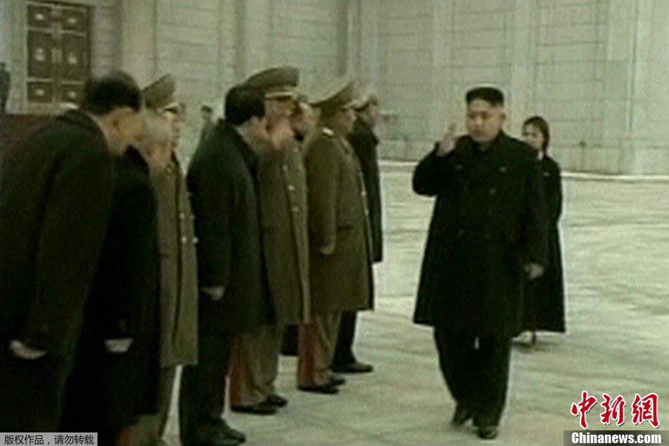 金正恩携夫人参谒太阳宫图片