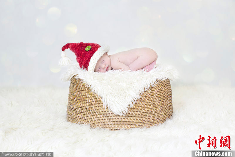 超萌宝宝拍摄圣诞主题写真 可爱睡姿惹人疼